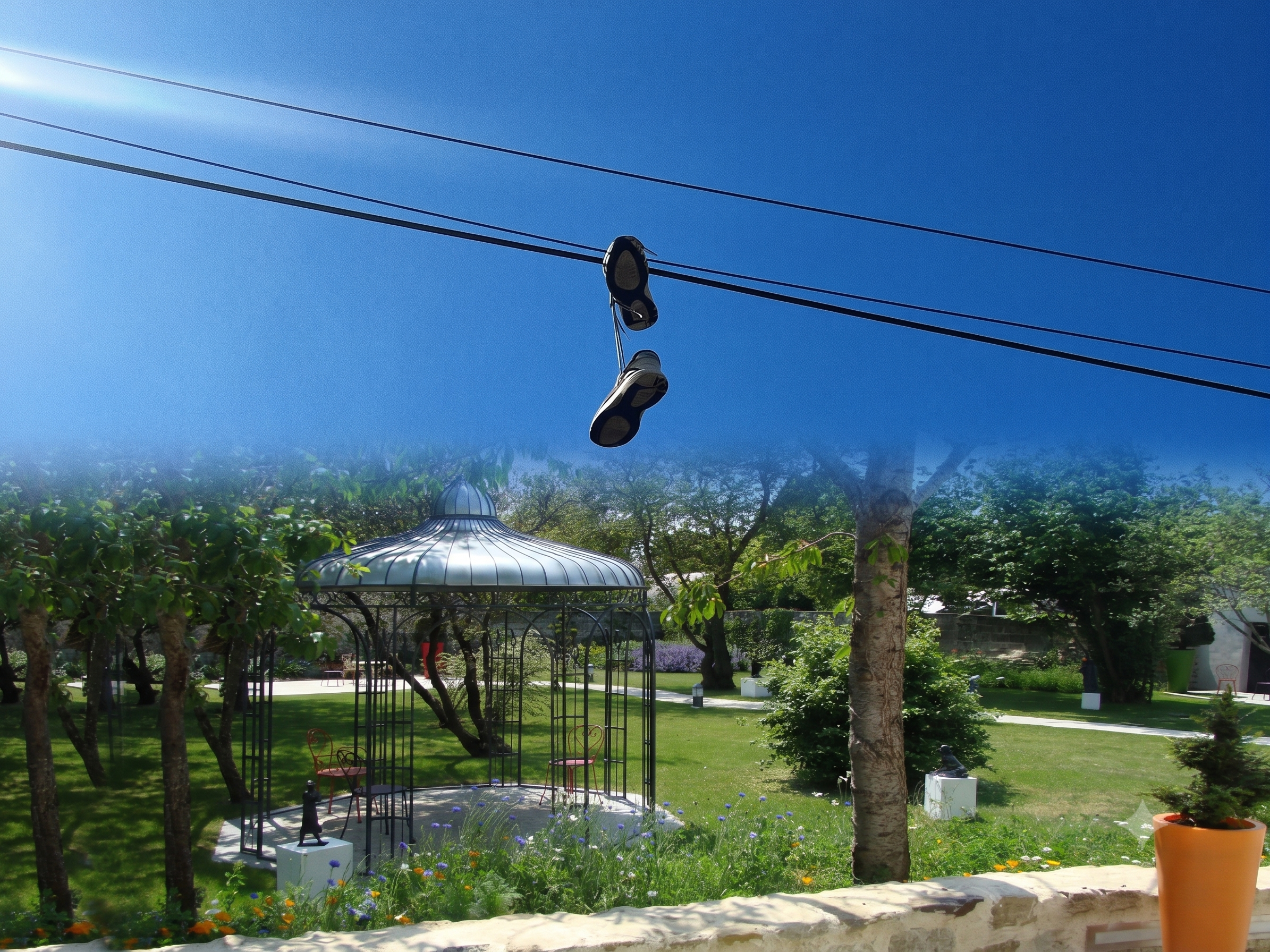 Au-dessus du jardin de Jan, deux baskets montent la garde